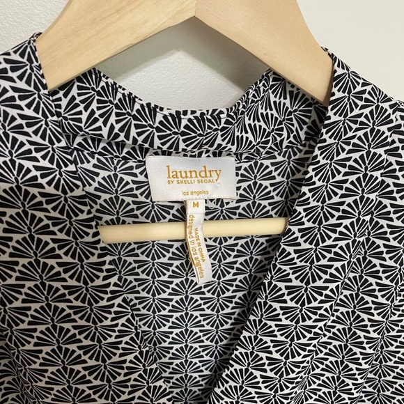 Laundry By Shelli Segal Black and White Sleeveless Blouse with Mandarin Collar - Picture 4 of 5